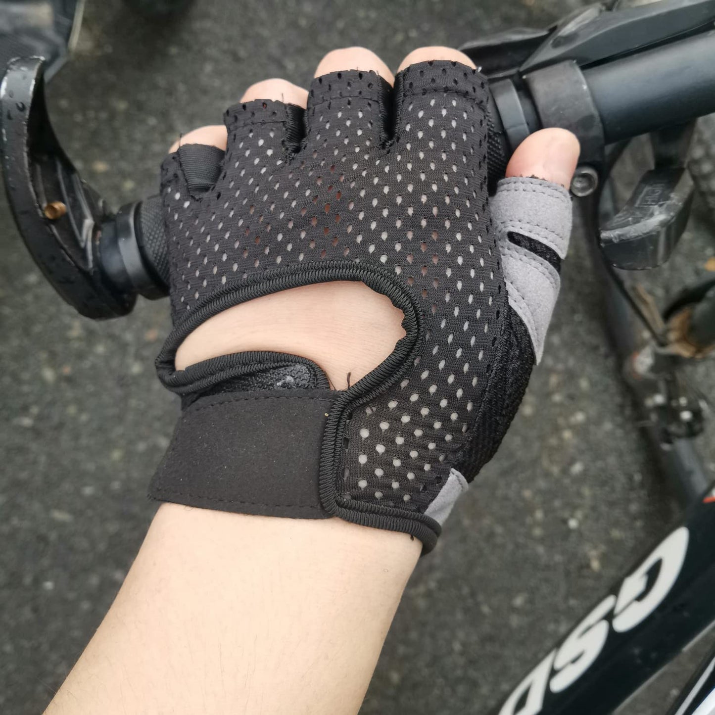 LJCUTE Workout Gloves for Men & Women, Fingerless Breathable & Full Palm Protection Gym Exercise Gloves for Weight Lifting, Fitness, Powerlifting, Cycling (Black, Small)