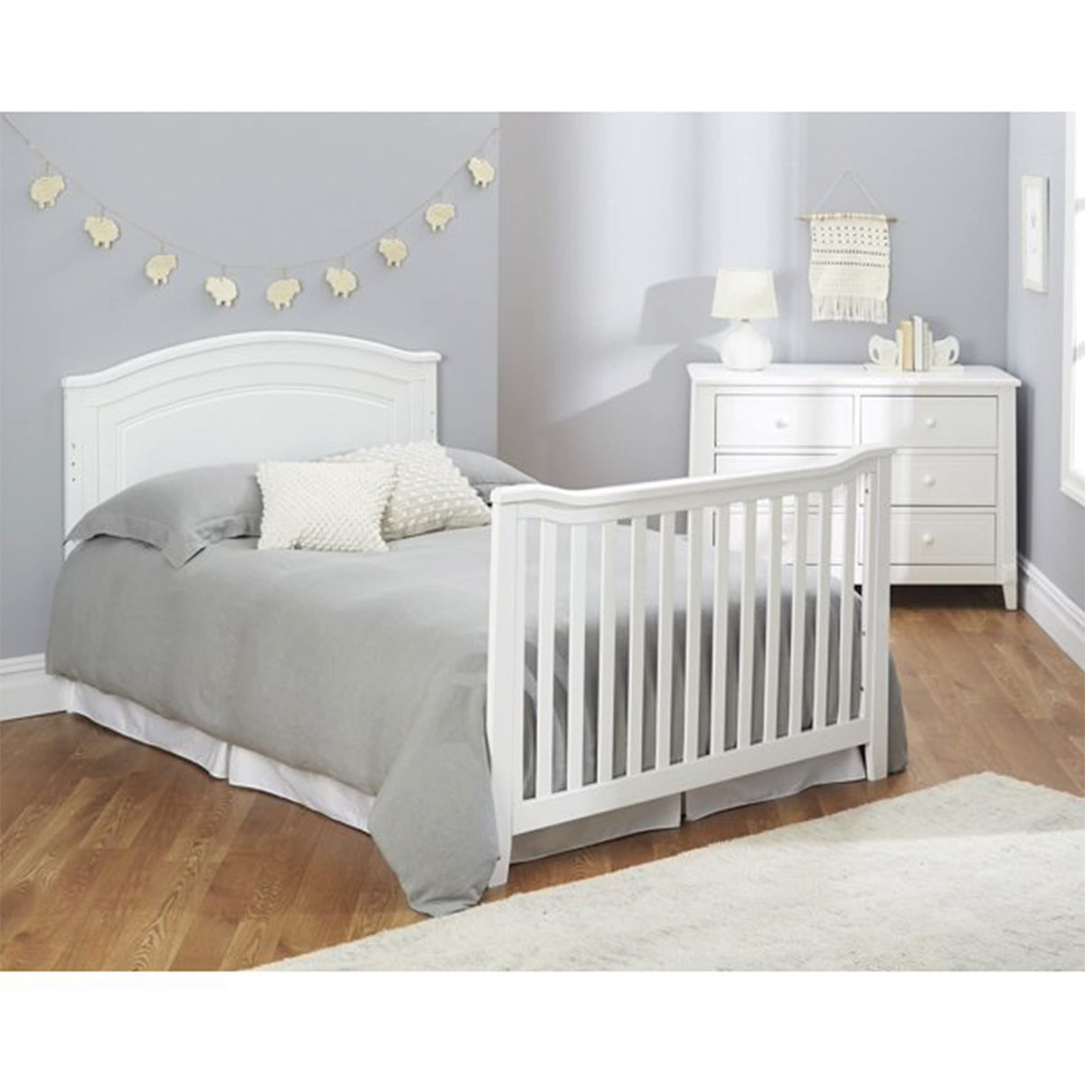 Sorelle Furniture Berkley Round Top Crib, Classic 4-in-1 Convertible Crib, Made of Wood, Non-Toxic Finish, Wooden Baby Bed, Toddler Bed, Child’s Daybed and Full-Size Bed, Nursery Furniture-White