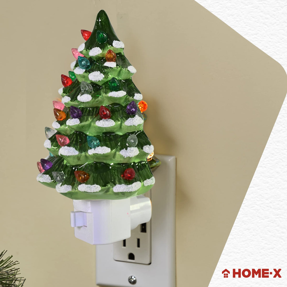 Home-X Christmas Tree Night-Light Plug-in, Vintage Festive Night-Light for Kids and Adults, Green