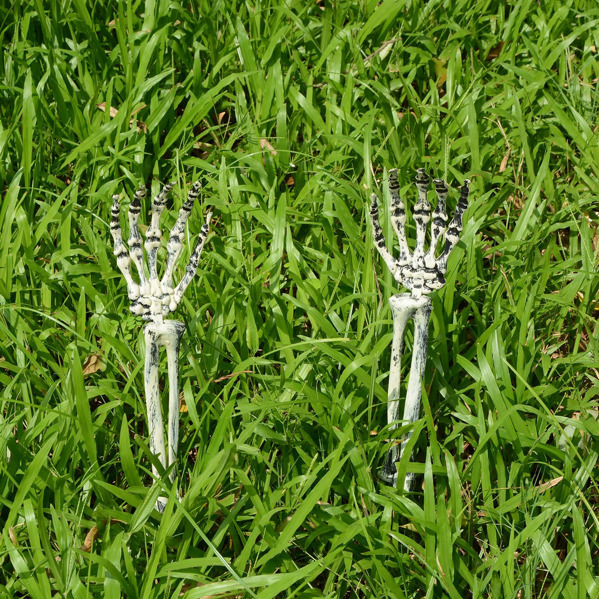 AOFOX Halloween Realistic Skeleton Stakes Zombie Ghost Arm Stake Severed Plastic Skeleton Hands Yard Signs for Lawn Stakes Garden Halloween Props Decoration(4 Pcs White&Black)