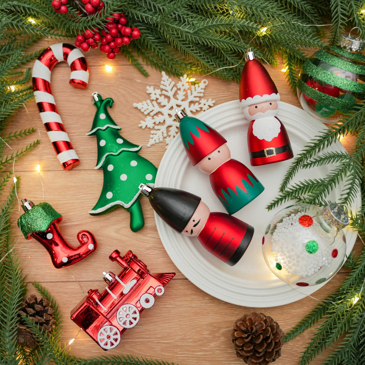 Alupssuc 95pcs Christmas Balls Ornaments Set, Shatterproof Plastic Baubles, Soldiers, Christmas Socks for Xmas Tree Holiday Wedding Party Decorations with Hanging Strings, White, Red and Green